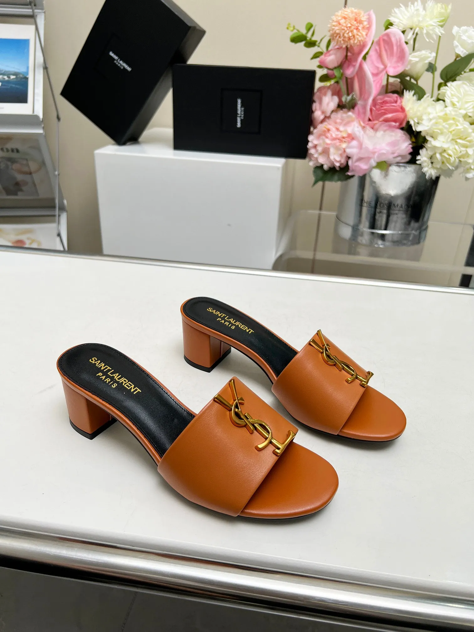 👟👟Ex-factory price 340👟👟 Genuine leather sole +30 Heel height: 5cm Fabric: Cow leather Pads: Sheep leather Size: 35-43 (42, 43 custom-made, non-returnable) [Saint Laurent] Saint Laurent 2024 counter synchronized new model, YSL-logo letter buckle decoration, high-quality and glamorous masterpiece, both temperament and fashion Classic and attractive design style, especially beautiful on the feet